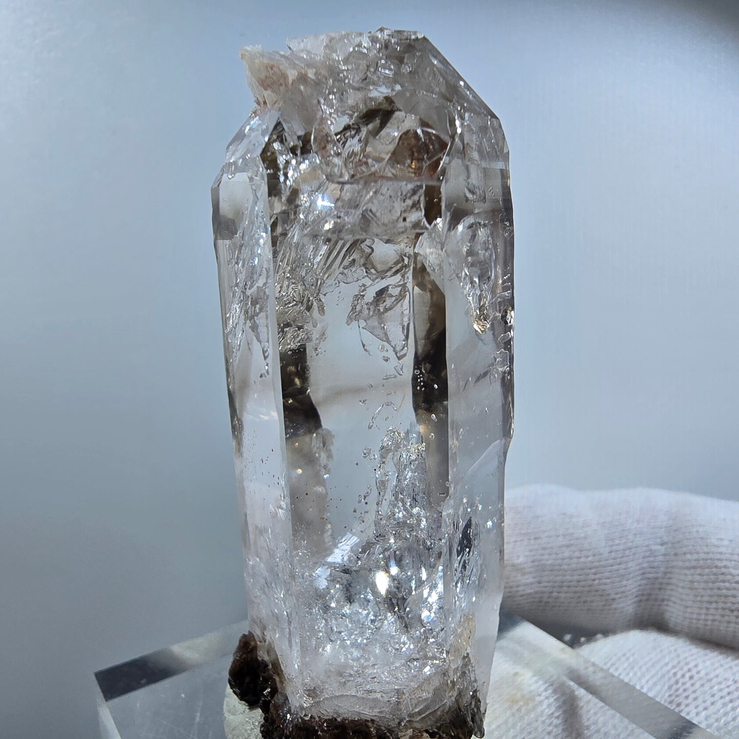 Sceptre en quartz fumé fantôme, calcite, hématite, poche Valentine Goboboseb Namibie 65 x 30 x 22 mm 