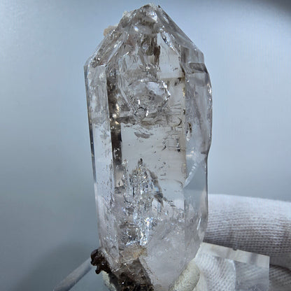 Sceptre en quartz fumé fantôme, calcite, hématite, poche Valentine Goboboseb Namibie 65 x 30 x 22 mm 