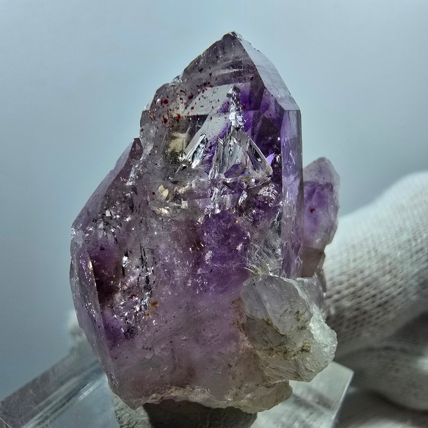 Améthyste fantôme jumelle avec hématite rouge Valentine Pocket Goboboseb Namibie 37*28*25mm 