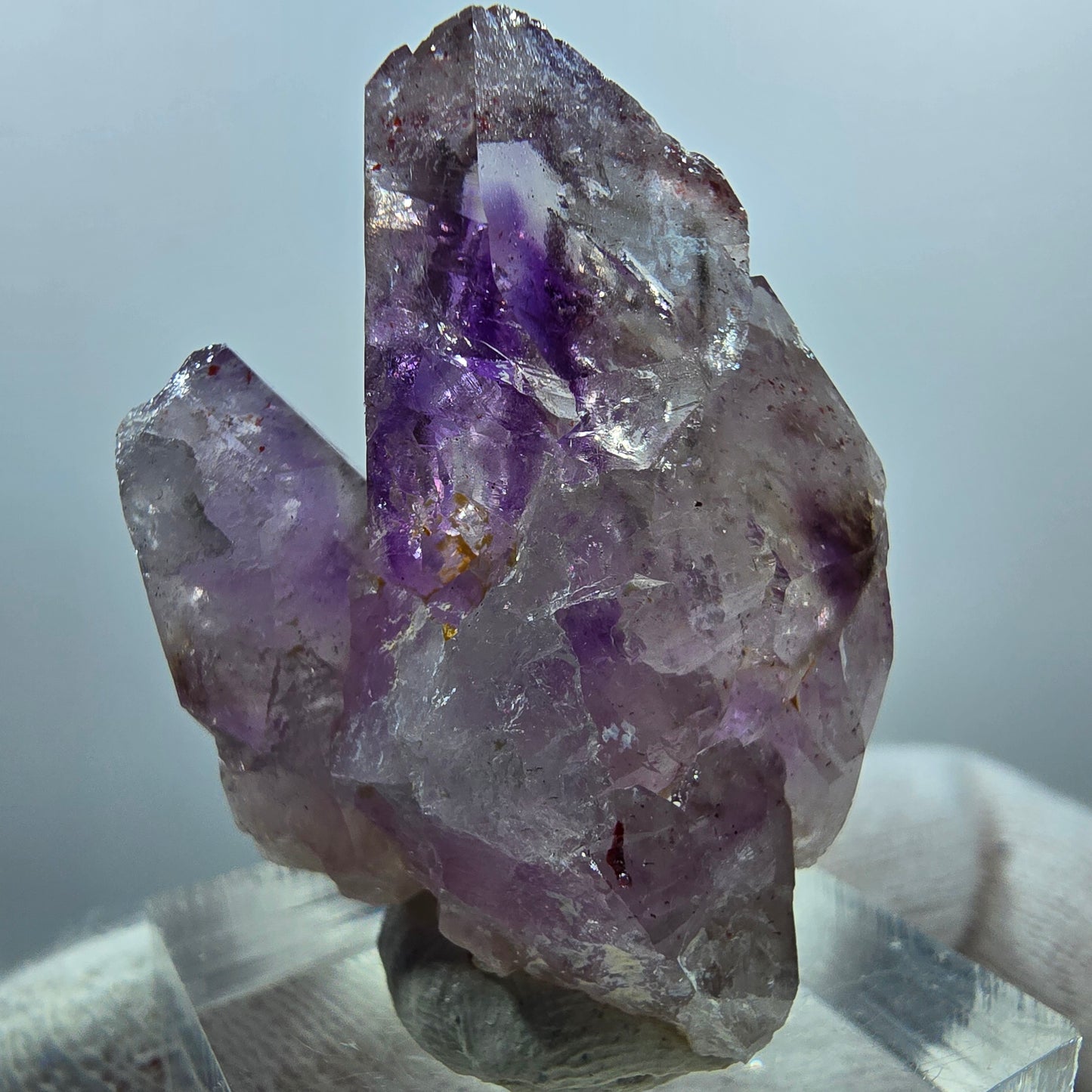 Améthyste fantôme jumelle avec hématite rouge Valentine Pocket Goboboseb Namibie 37*28*25mm 