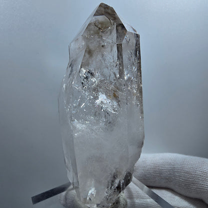 Sceptre DT Enhydro en quartz fumé lémurien, gobo de poche UV en calcite Valentine. Namibie 80 x 40 x 29 mm 