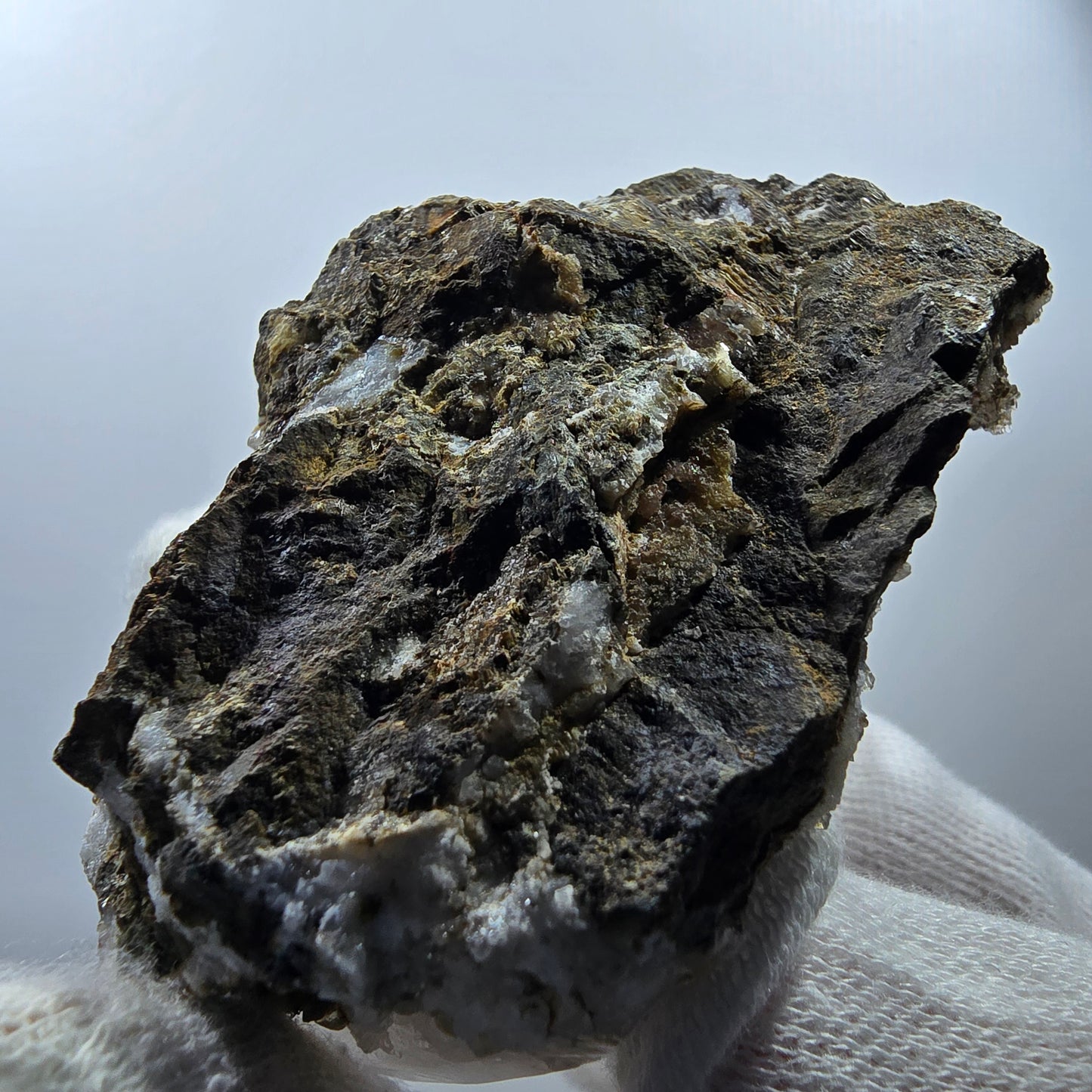 Quartz fumé fantôme, calcite UV sur matrice, spécimen Valentine Pocket Gobobs. Namibie, 68 x 59 x 45 mm. 