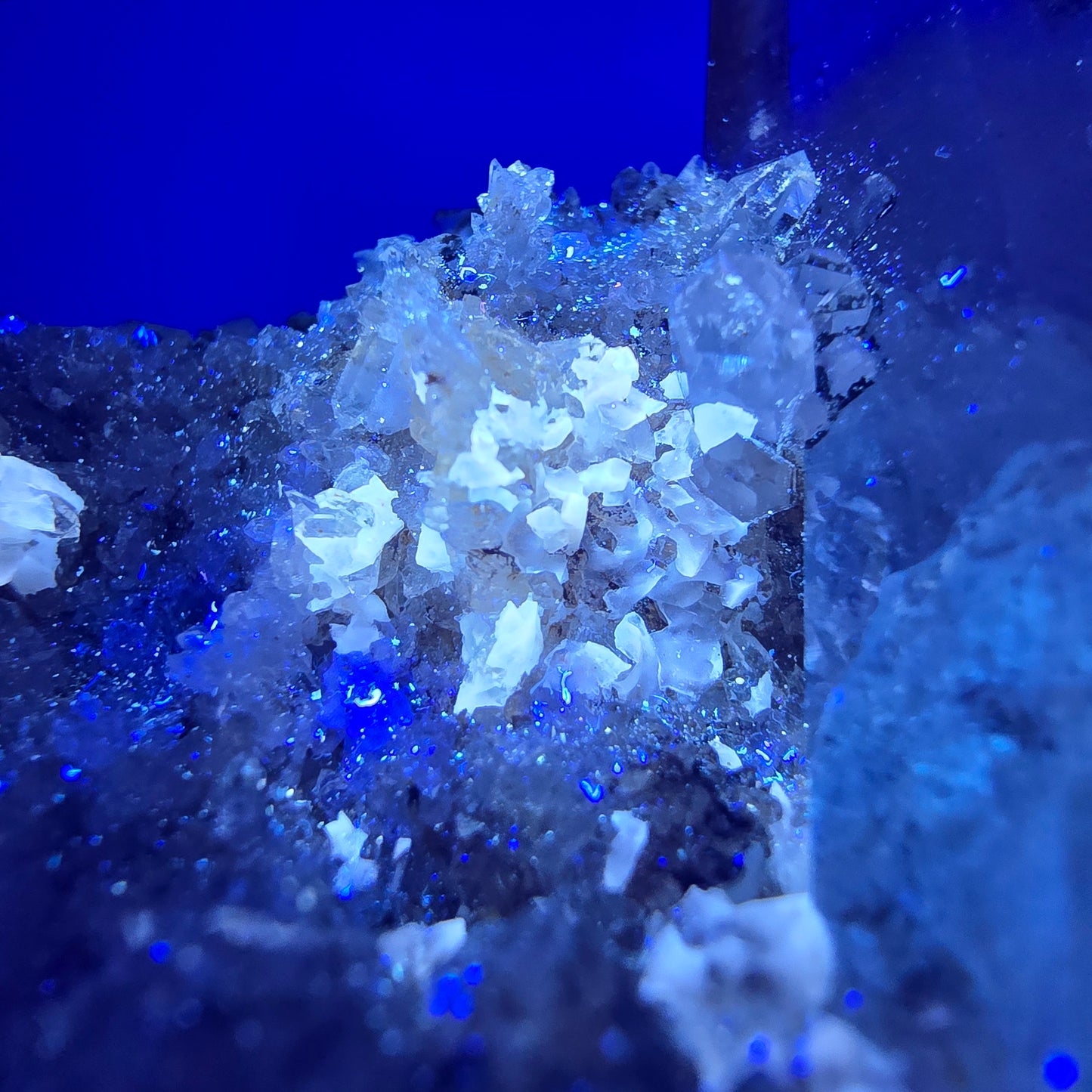 Quartz fumé fantôme, calcite UV sur matrice, spécimen Valentine Pocket Gobobs. Namibie, 68 x 59 x 45 mm. 