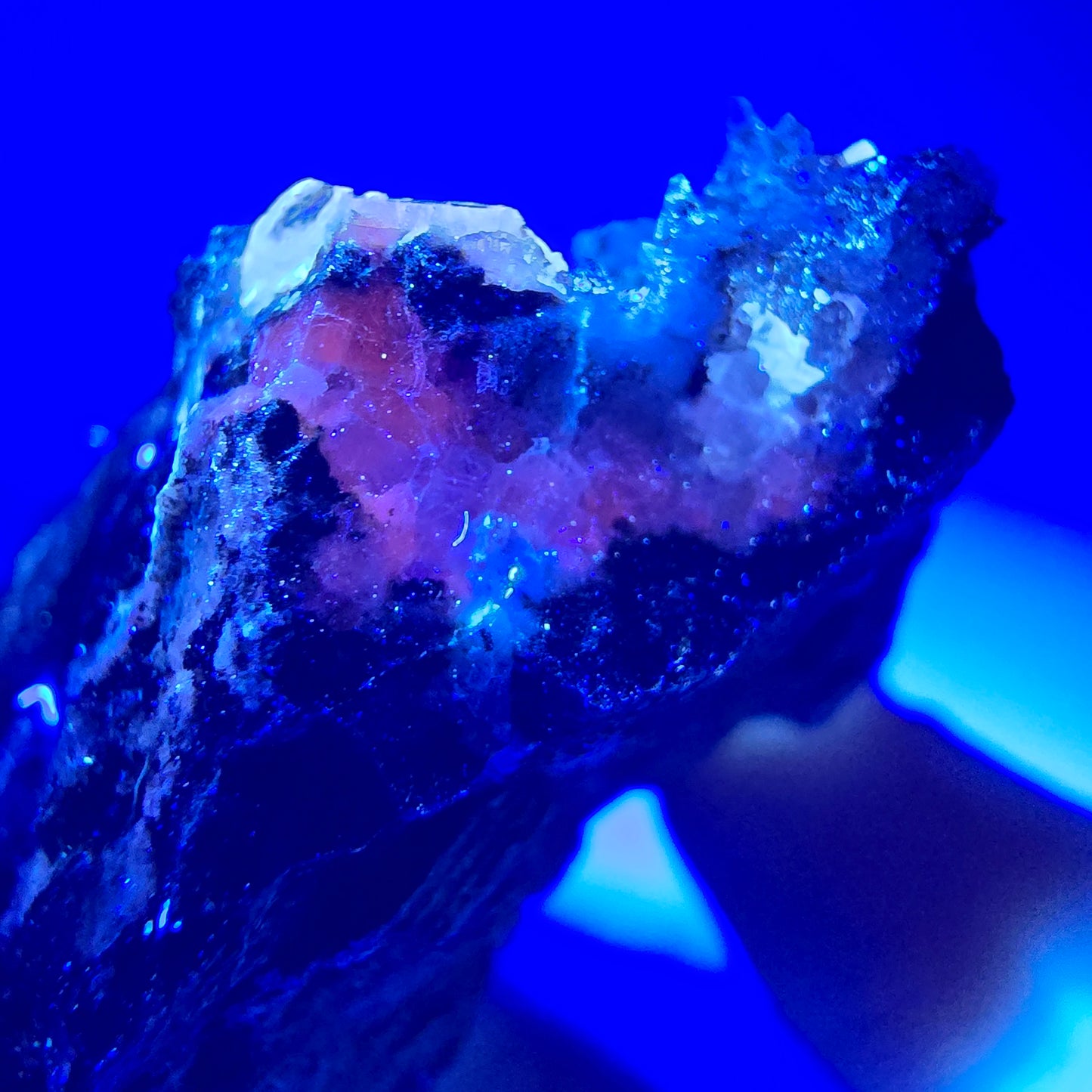 Quartz fumé fantôme, calcite UV sur matrice, spécimen Valentine Pocket Gobobs. Namibie, 68 x 59 x 45 mm. 