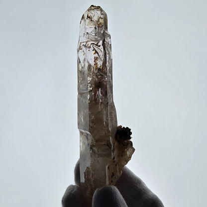 Sceptre DT en quartz fumé squelette Enhydro, parure de poche Valentine en calcite UV. Namibie 128 x 32 x 27 mm 