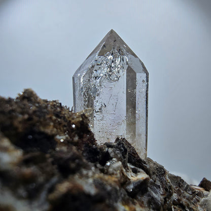 Sceptre en quartz fumé squelette, spécimen de calcite UV, poche Saint-Valentin, Goboboseb, Namibie, 117 x 60 x 59 mm 