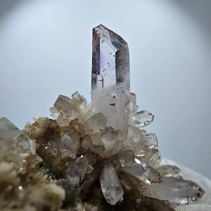 Quartz fumé Harlequin, spécimen de calcite UV, poche Valentine Goboboseb, Namibie, 79 x 63 x 34 mm 