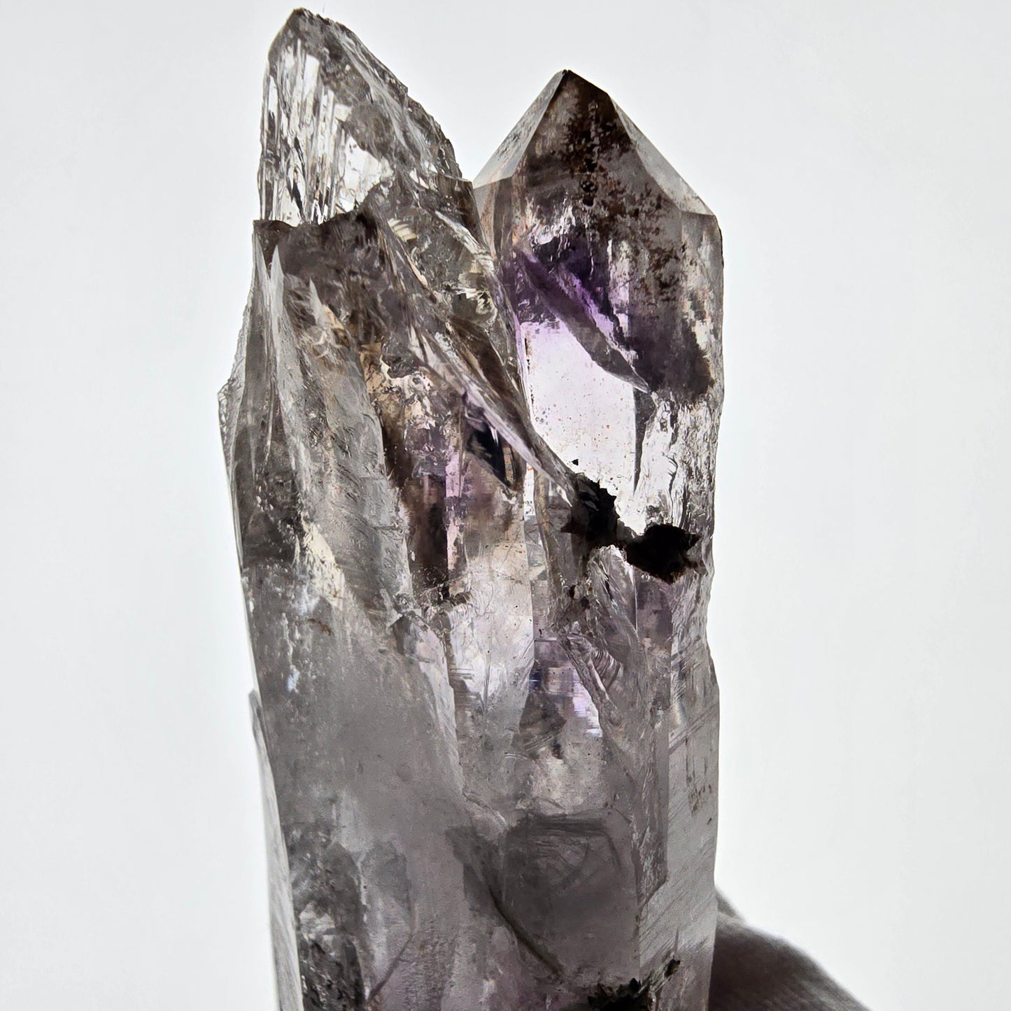 Gobo de poche Enhydro Skeleton Amethyst DT Scepter Valentine. Namibie 117 x 37 x 33 mm 