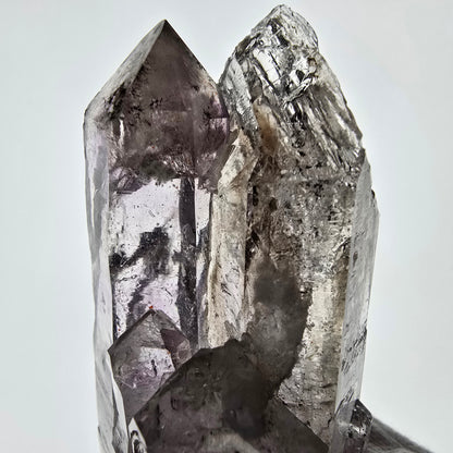 Gobo de poche Enhydro Skeleton Amethyst DT Scepter Valentine. Namibie 117 x 37 x 33 mm 