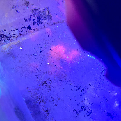 Sceptre DT en quartz fumé squelette Enhydro, poche Valentine en calcite UV, Namibie 153 x 62 x 39 mm 