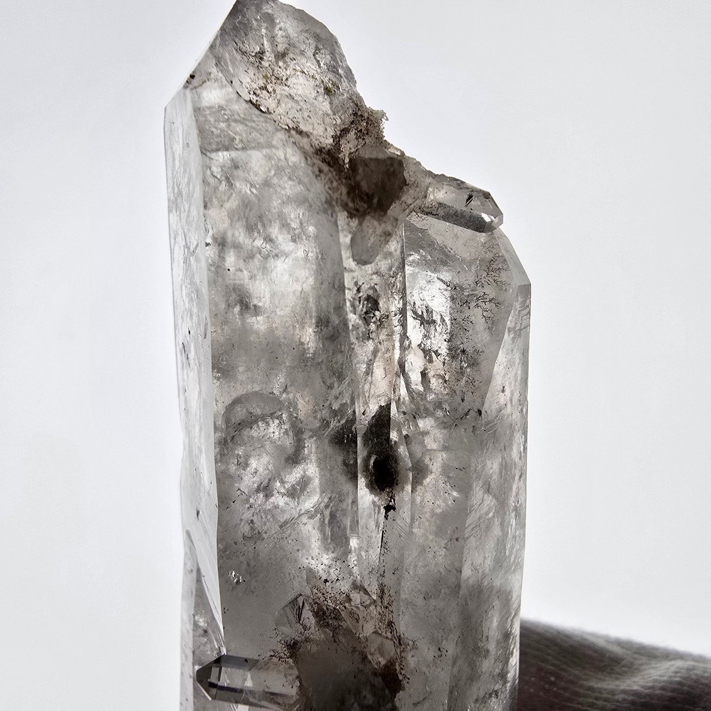 Sceptre de poche Saint-Valentin en hématite fantôme squelette, quartz fumé, Namibie, 114 x 39 x 23 mm 