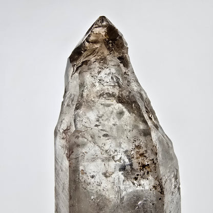 Sceptre squelette en quartz fumé DT, poche Saint-Valentin en calcite UV, Namibie 101 x 64 x 52 mm 