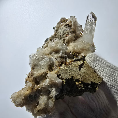 Quartz fumé fantôme DT, calcite UV sur matrice, spécimen Valentine Pocket, Namibie, 103 x 51 x 30 mm 