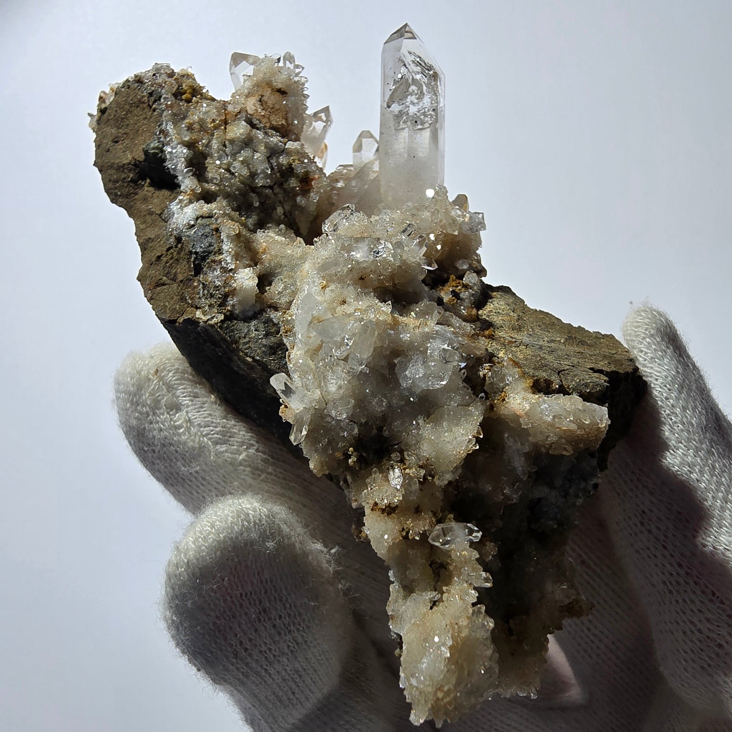 Quartz fumé fantôme DT, calcite UV sur matrice, spécimen Valentine Pocket, Namibie, 103 x 51 x 30 mm 