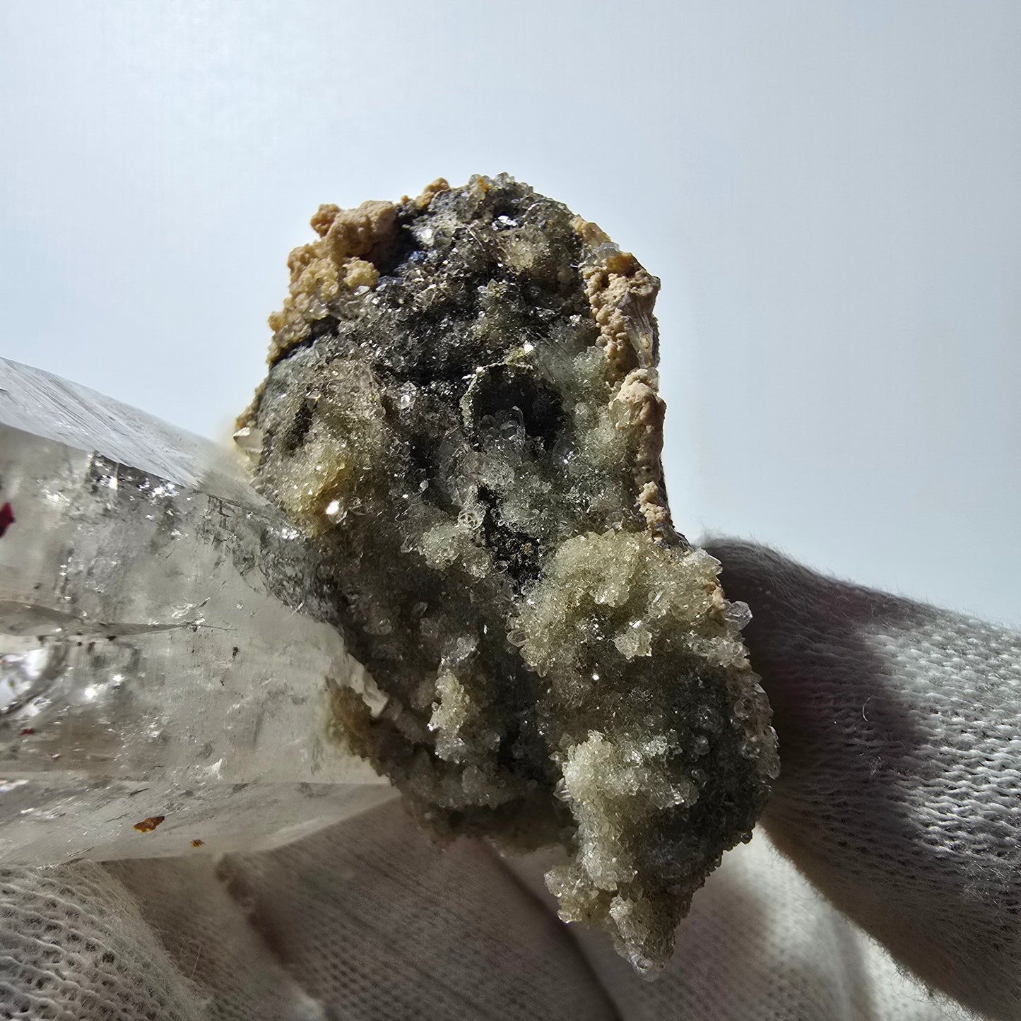 Quartz fumé Harlequin DT, calcite UV sur matrice, spécimen Valentine Pocket, Namibie, 96 x 46 x 53 mm 