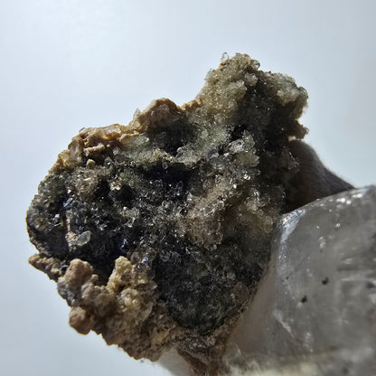 Quartz fumé Harlequin DT, calcite UV sur matrice, spécimen Valentine Pocket, Namibie, 96 x 46 x 53 mm 