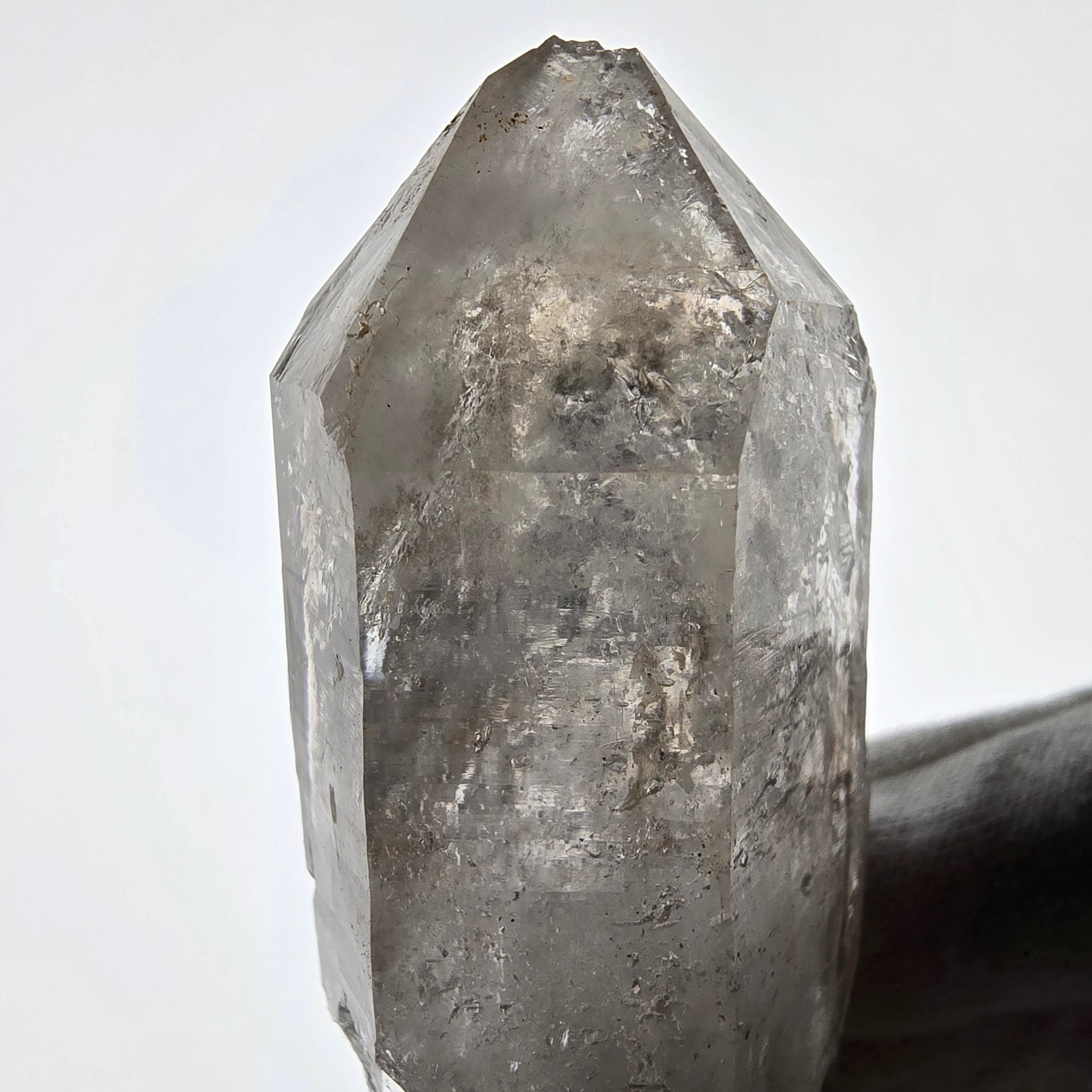 Sceptre DT en quartz fumé squelette Enhydro, poche Valentine en calcite UV, Namibie 105 x 34 x 23 mm 