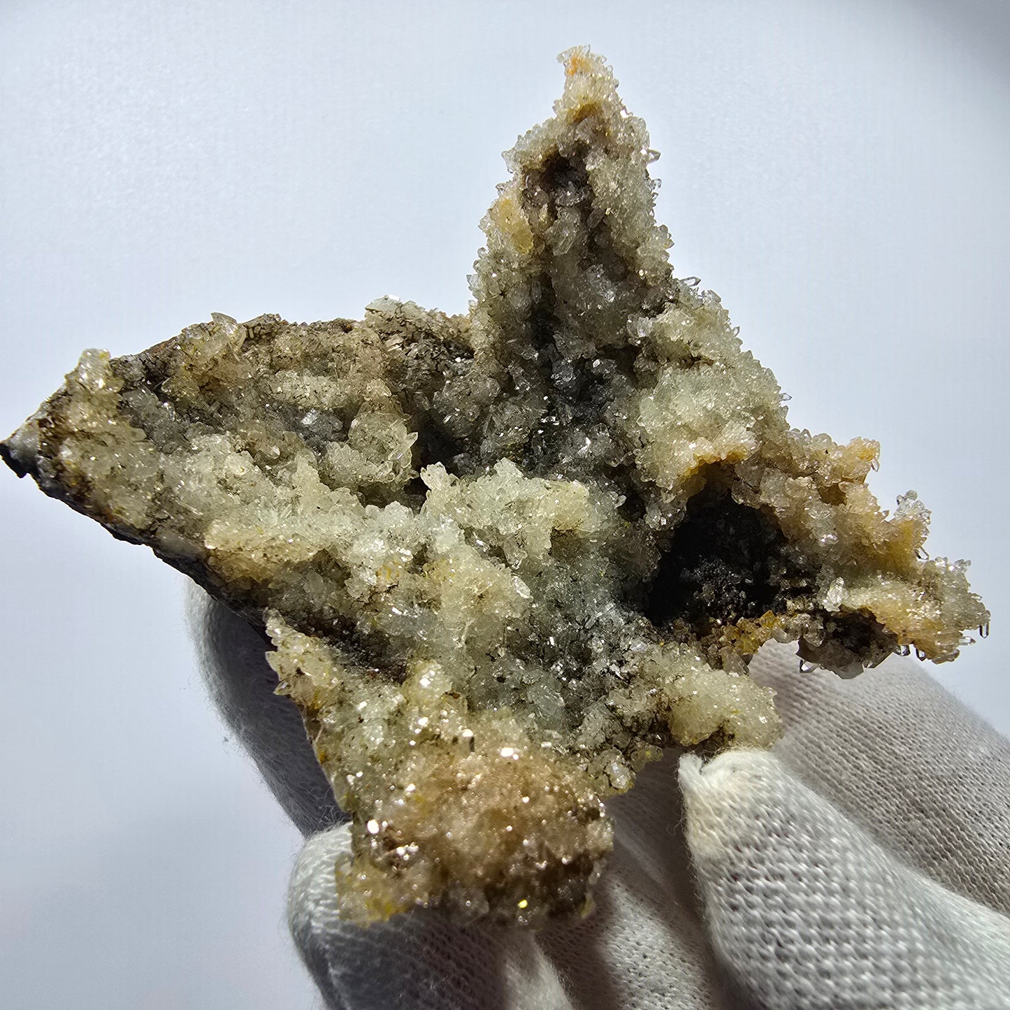 Quartz fumé, calcite UV sur matrice Valentine Pocket Goboboseb Namibie 87*81*58mm 