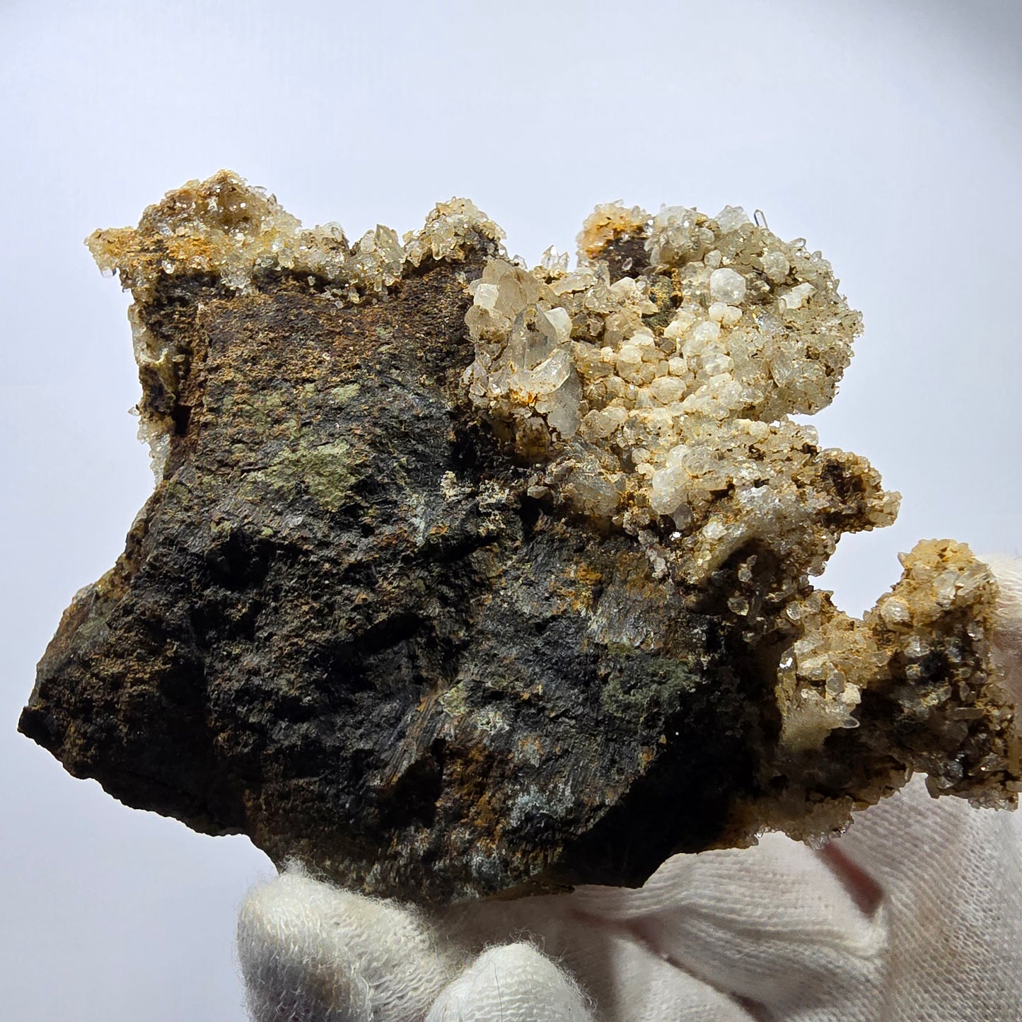 Quartz fumé, calcite UV sur matrice Valentine Pocket Goboboseb Namibie 87*81*58mm 