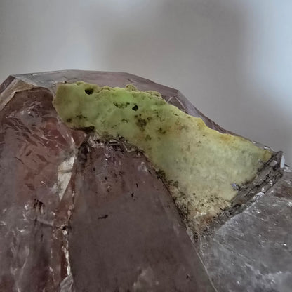 Sceptre fantôme squelette en quartz fumé DT, poche Saint-Valentin en calcite UV, Namibie 97 x 44 x 37 mm 