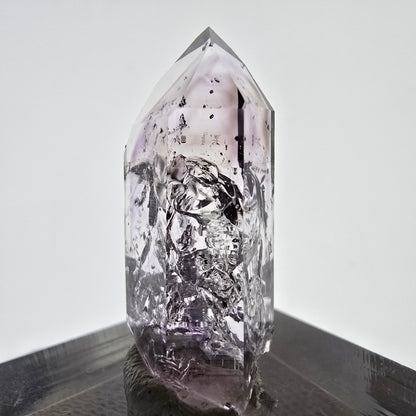 Améthyste fantôme Enhydro avec hématite, mine Blase Streep, Namibie, 29 x 12 x 11 mm 