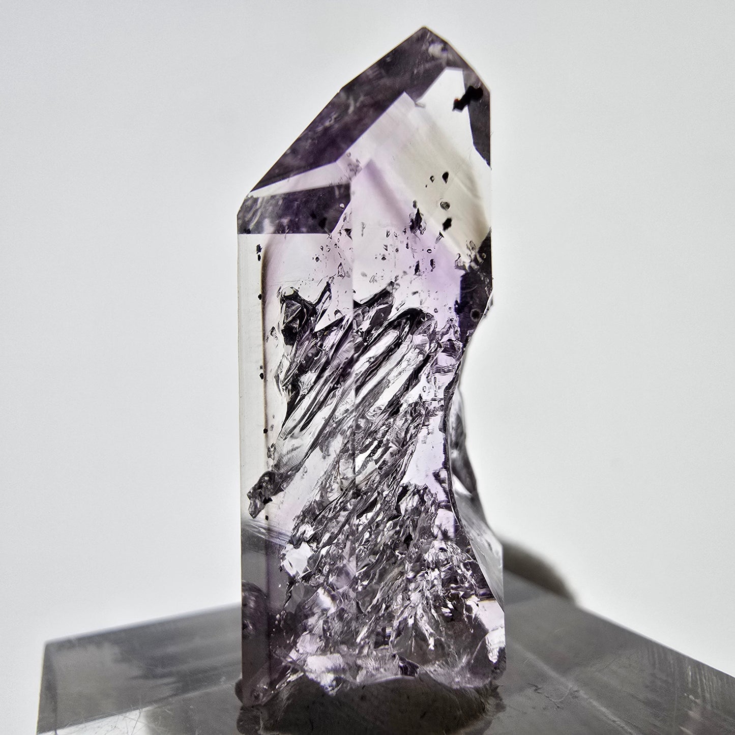 Améthyste fantôme Enhydro avec hématite, mine Blase Streep, Namibie, 29 x 12 x 11 mm 