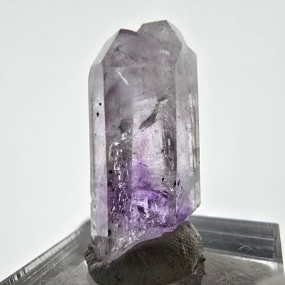 Améthyste fantôme avec hématite, mine Streep, Goboboseb, Namibie, 40 x 15 x 12 mm 
