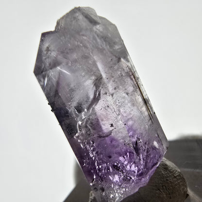 Améthyste fantôme avec hématite, mine Streep, Goboboseb, Namibie, 40 x 15 x 12 mm 