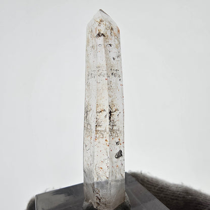 Quartz fumé fantôme lémurien, poche Valentine à pointe d'hématite, Namibie, 47 x 12 x 8 mm 