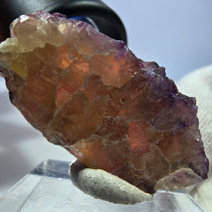 Spécimen rare de cube de fluorite fantôme zonal jaune violet Okorusu, Namibie 40*22*13mm 