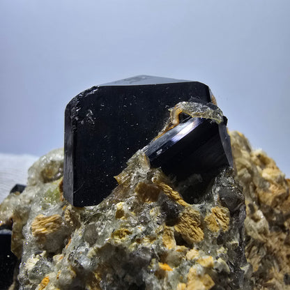 Grand spécimen de tourmaline Schorl, hyalite, quartz fumé et orthose, Erongo, Namibie, 123 x 92 x 47 mm 