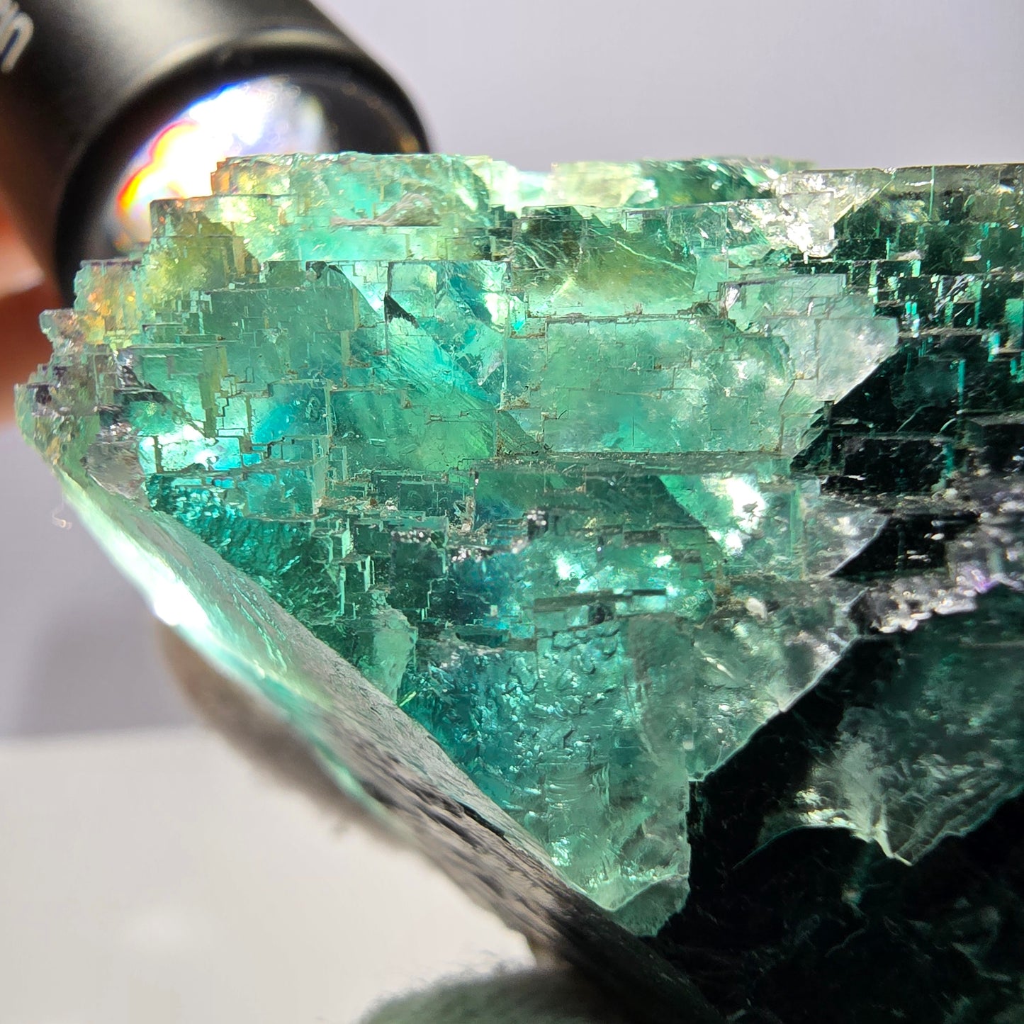 Grand cube de fluorite fantôme étagé, vert-brun, Okorusu, Namibie, 83 x 70 x 45 mm 