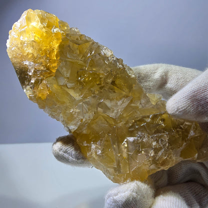 Grand spécimen de cube de fluorite fantôme, poche jaune miel, Okorusu, Namibie, 124 x 48 x 26 mm 