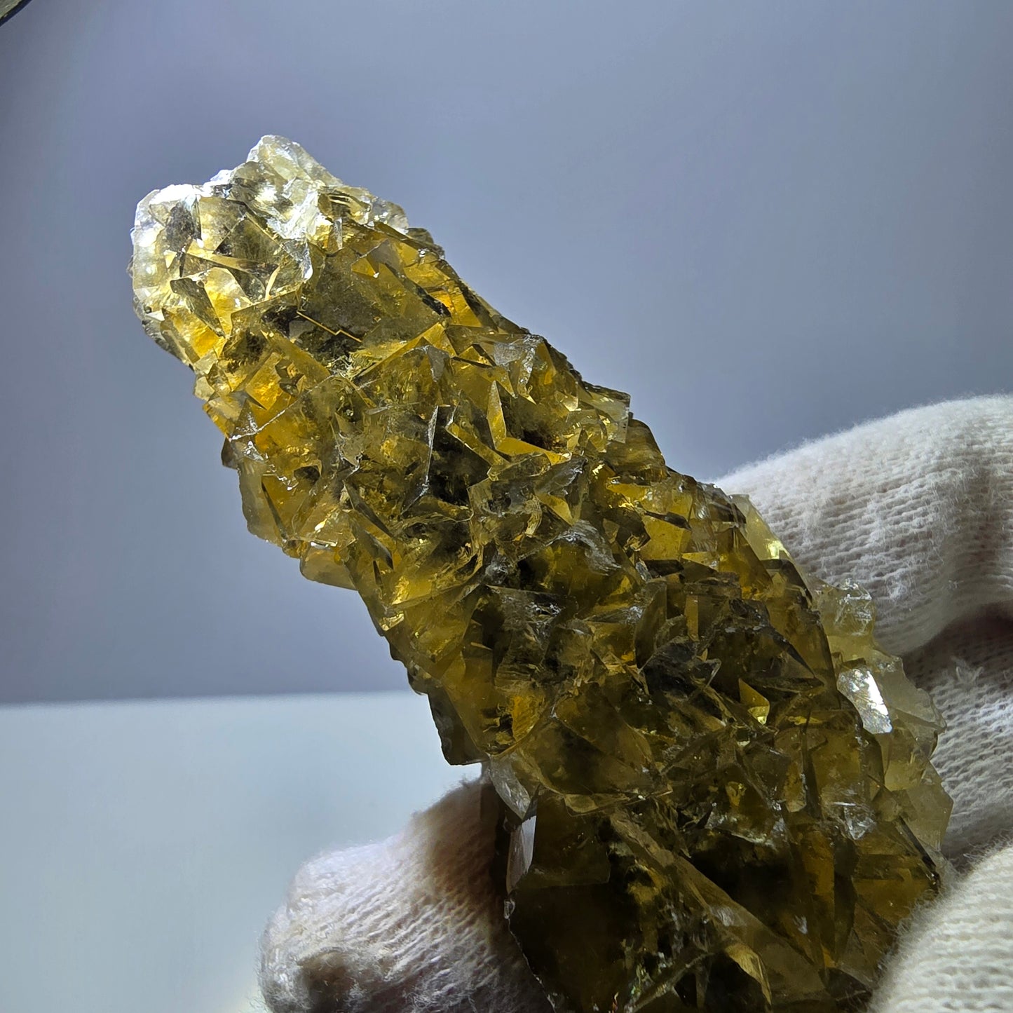 Grand spécimen de cube de fluorite fantôme, poche jaune miel, Okorusu, Namibie, 101 x 30 x 34 mm 