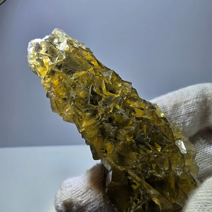 Grand spécimen de cube de fluorite fantôme, poche jaune miel, Okorusu, Namibie, 101 x 30 x 34 mm 