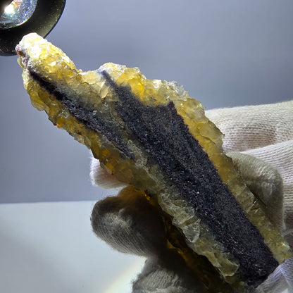 Grand spécimen de cube de fluorite fantôme, poche jaune miel, Okorusu, Namibie, 101 x 30 x 34 mm 