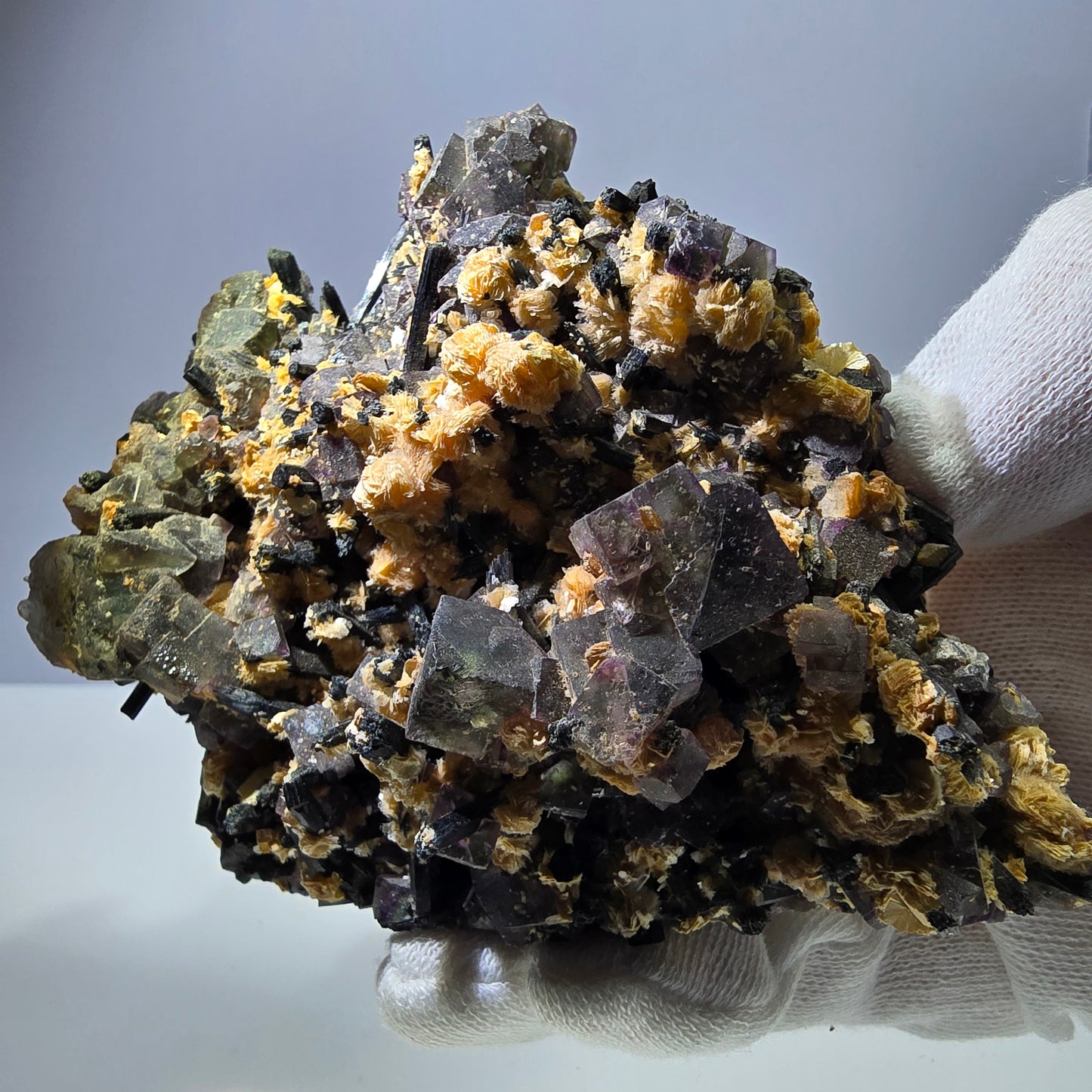Fluorite fantôme colorée, tourmaline schol, hyalite, muscovite, Erongo, Namibie, 114 x 84 x 50 mm 