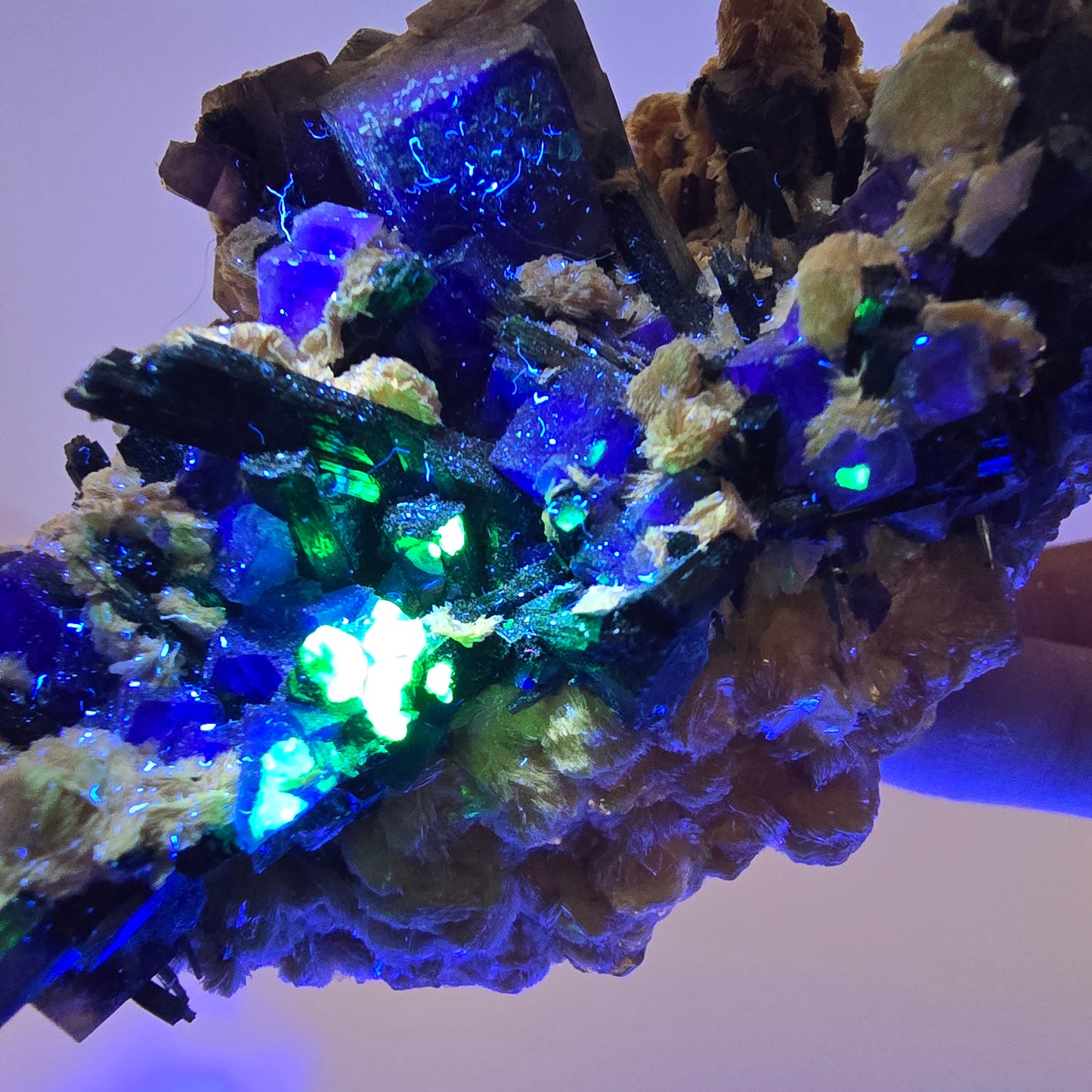 Fluorite fantôme colorée, tourmaline schol, hyalite, muscovite, Erongo, Namibie, 114 x 84 x 50 mm 