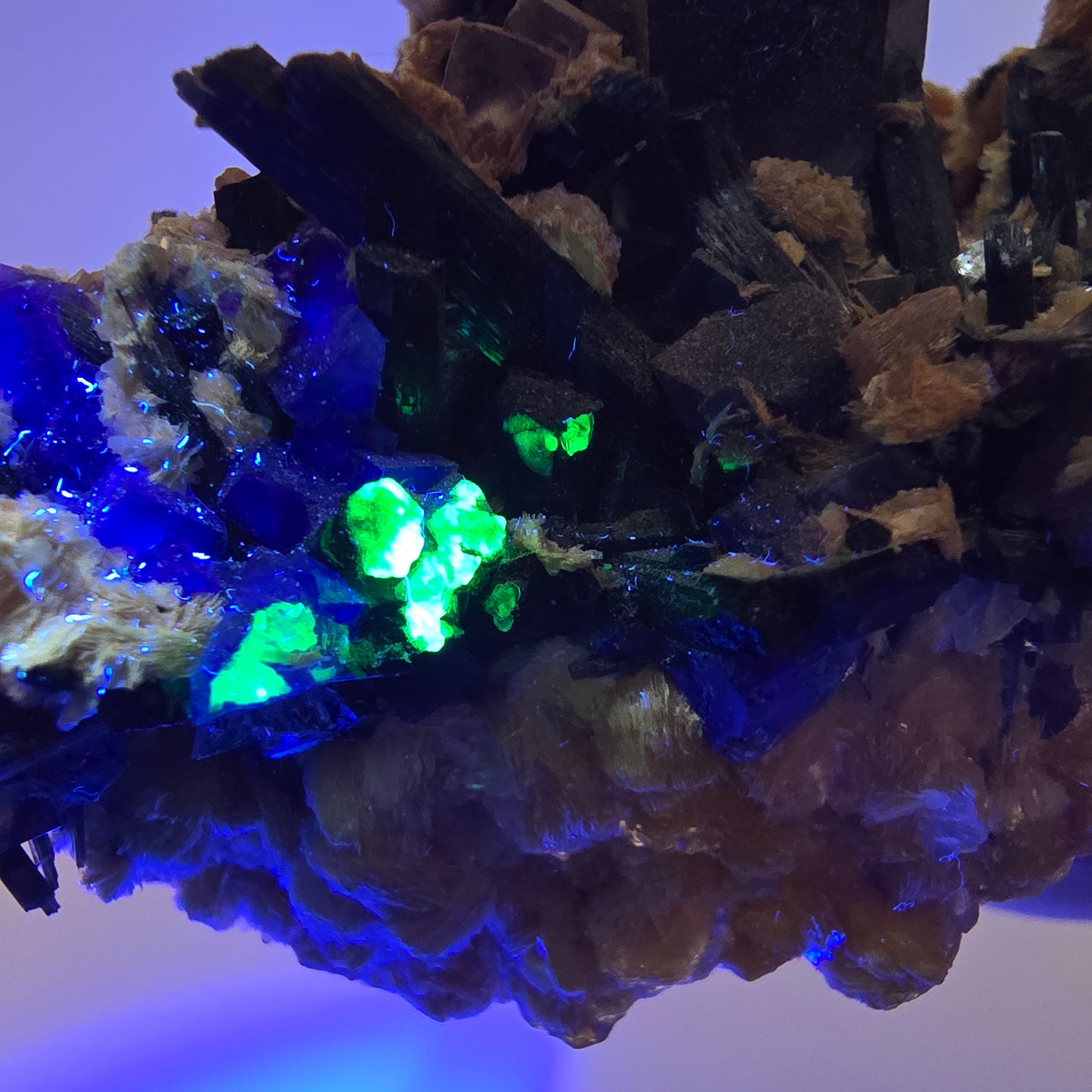 Fluorite fantôme colorée, tourmaline schol, hyalite, muscovite, Erongo, Namibie, 114 x 84 x 50 mm 