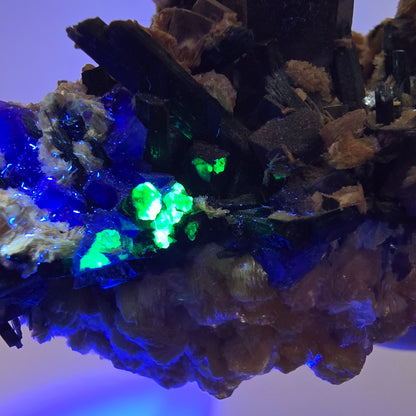 Fluorite fantôme colorée, tourmaline schol, hyalite, muscovite, Erongo, Namibie, 114 x 84 x 50 mm 