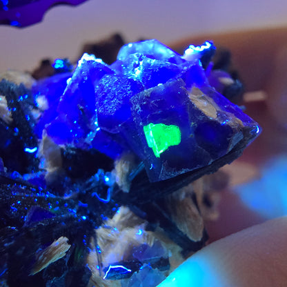 Fluorite fantôme colorée, tourmaline schol, hyalite, muscovite, Erongo, Namibie, 114 x 84 x 50 mm 