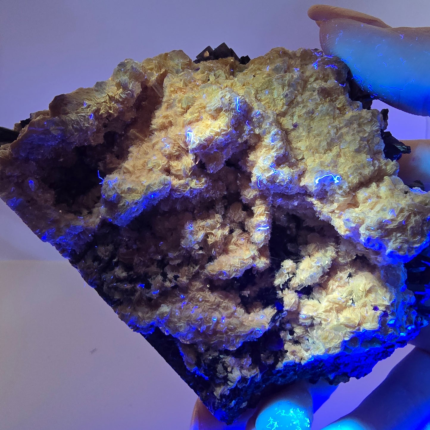 Fluorite fantôme colorée, tourmaline schol, hyalite, muscovite, Erongo, Namibie, 114 x 84 x 50 mm 