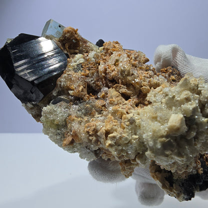 Grand spécimen d'aigue-marine, de tourmaline schorl, d'hyalite et d'orthose, Erongo, Namibie, 107 x 70 x 45 mm 
