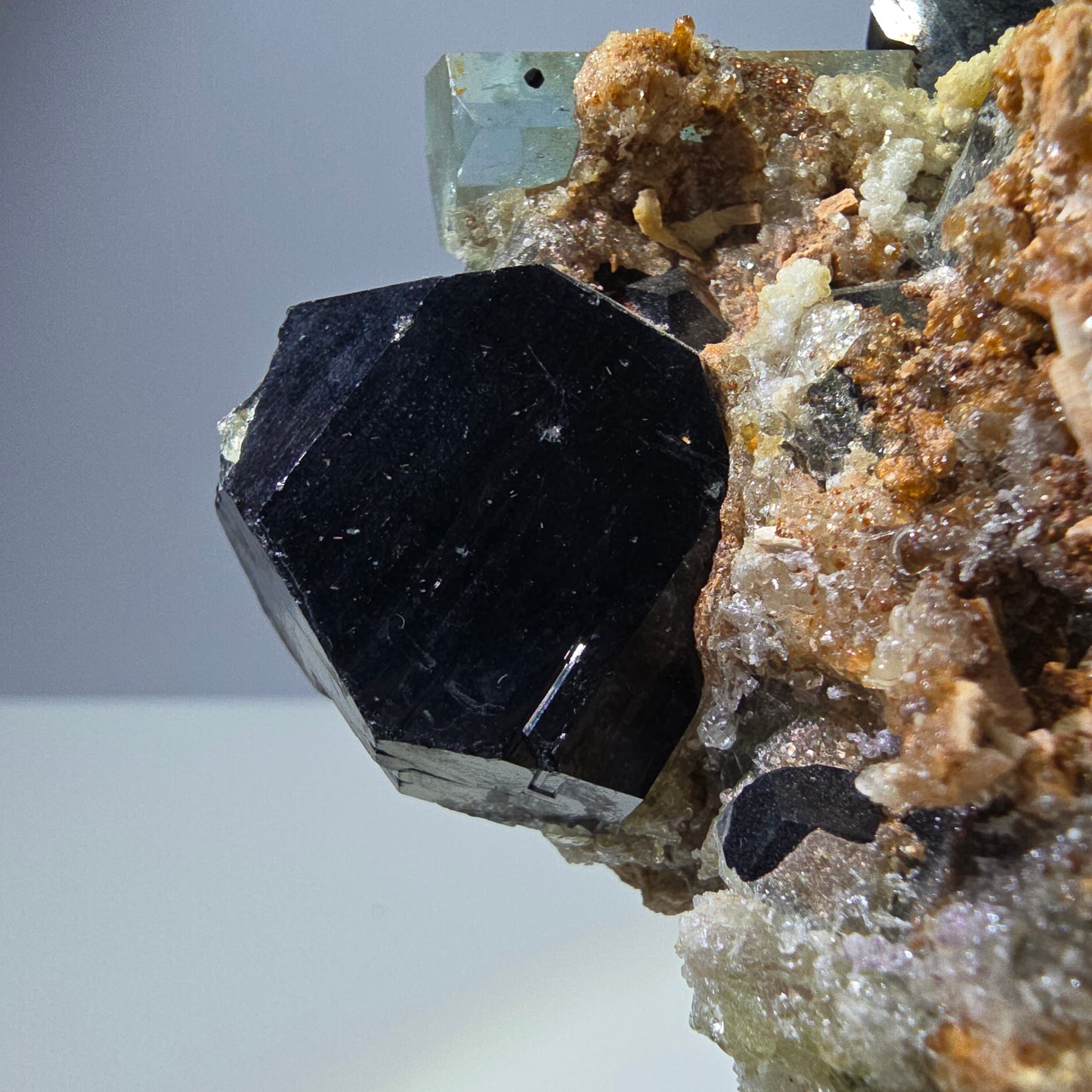 Grand spécimen d'aigue-marine, de tourmaline schorl, d'hyalite et d'orthose, Erongo, Namibie, 107 x 70 x 45 mm 
