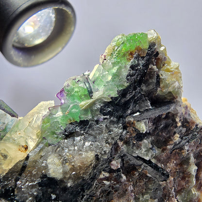 Grande fluorite fantôme, tourmaline schol, hyalite, muscovite, quartz fumé, Erongo, Namibie, 93 x 74 x 24 mm 