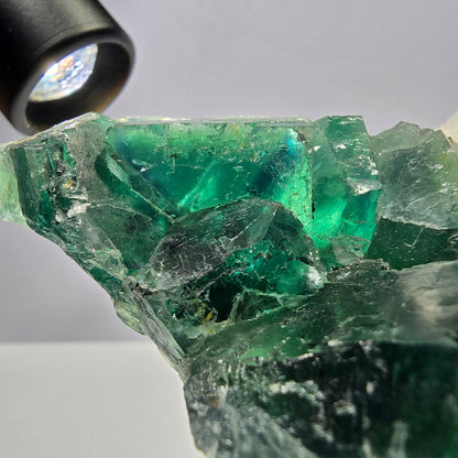 Grand spécimen de cube de fluorite fantôme, parqueté vert Okorusu, Namibie, 85 x 61 x 34 mm 