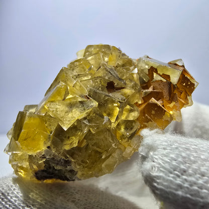 Spécimen de cube de fluorite fantôme, poche jaune miel, Okorusu, Namibie, 44 x 30 x 25 mm 