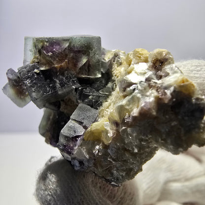 Spécimen de fluorite fantôme colorée, tourmaline scholle, muscovite, Erongo, Namibie, 43 x 31 x 25 mm 