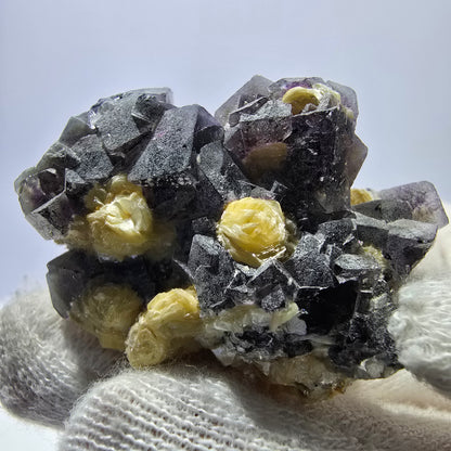 Spécimen de fluorite fantôme colorée, tourmaline schol, muscovite, hyalite, Erongo, Namibie, 42 x 28 x 29 mm 