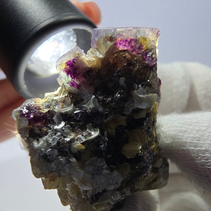 Spécimen de fluorite fantôme colorée, tourmaline schol, muscovite, hyalite, Erongo, Namibie, 42 x 28 x 29 mm 
